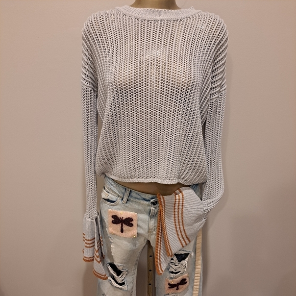 Lovers + Friends Gray Loose Cable Knit Sweater With Bell Sleeves - Picture 3 of 7